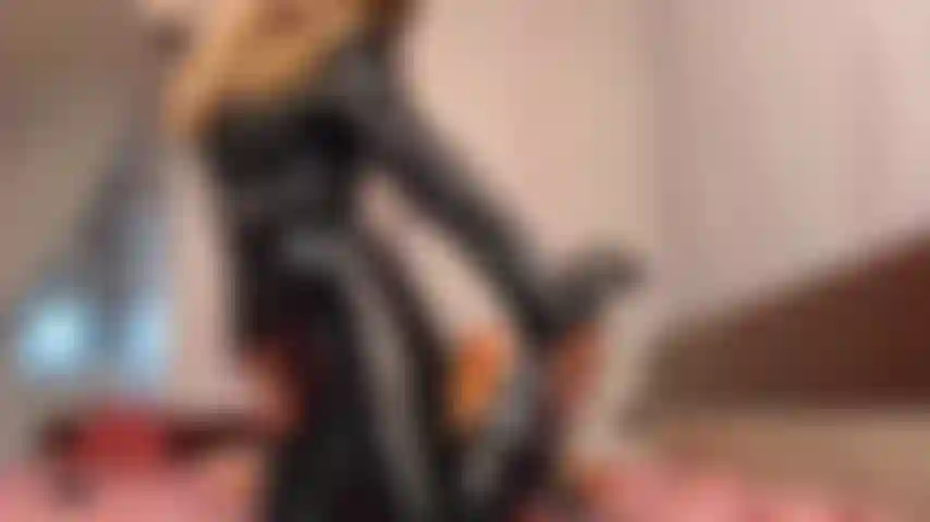 Fétichiste du cuir, propos grossiers, bootjob.