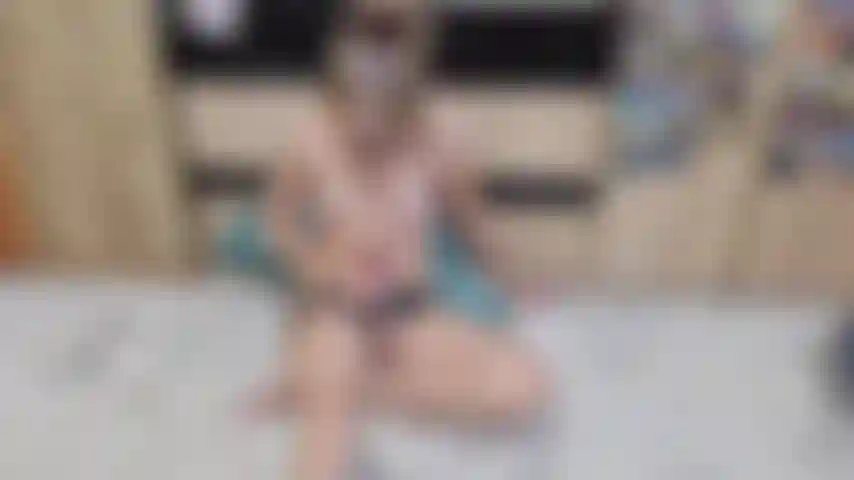 Fétichiste du nez de cochon, je tire mon gode-ceinture.