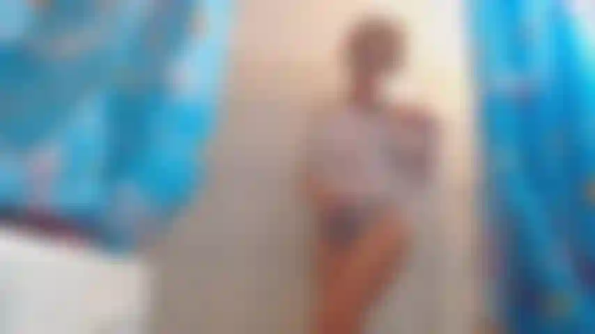 T-shirt mouillé, masturbation sous la douche.