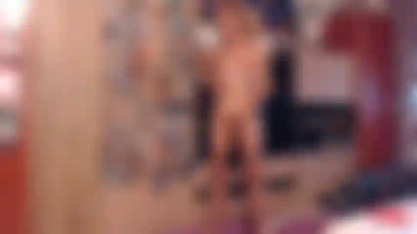 Me masturbe et je fume en regardant du porno.