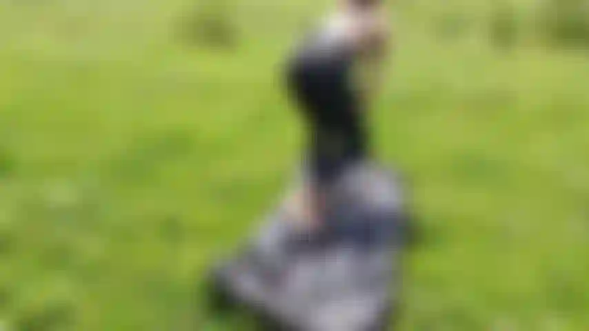 Je m'étire en plein air alors que je porte un pantalon coupe-vent en nylon.
