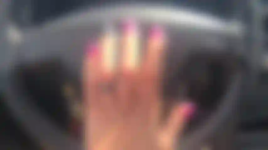 Les ongles tapent sur le volant.