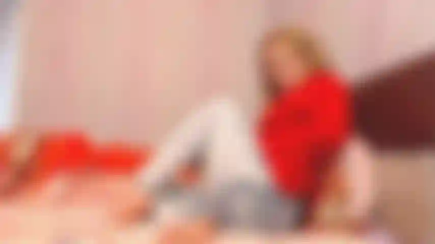 Pète fort et malodorant alors que je porte un jean et une chemise.