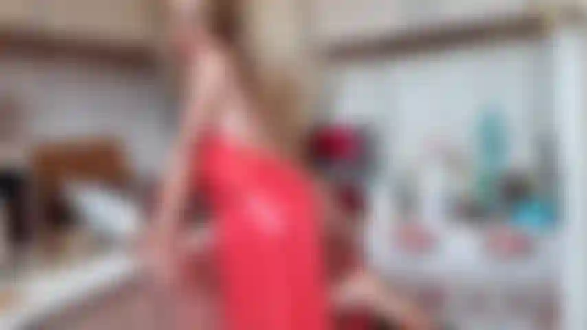 Je joue avec la chatte, je taquine, je fais la vaisselle pendant que je porte un tablier en pvc.