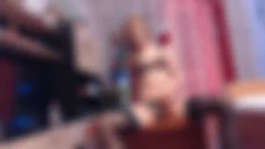 Je taquine ta bite avec ma culotte en satin.