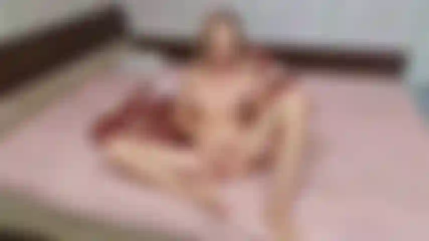 Wax play, je verse de la cire chaude partout sur ma chatte.