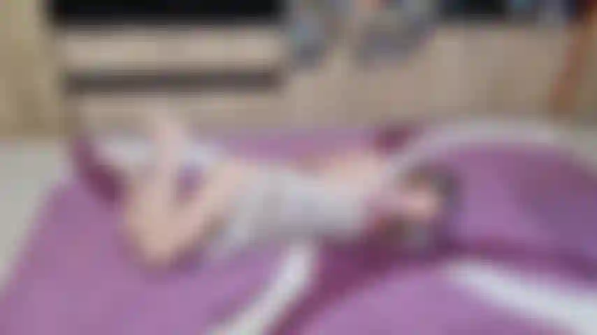 Je lutte pendant que je suis attachée au sol.