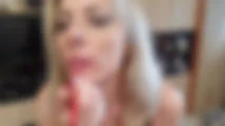 Taquine-toi pendant que je mets mon rouge à lèvres pendant que je fume.