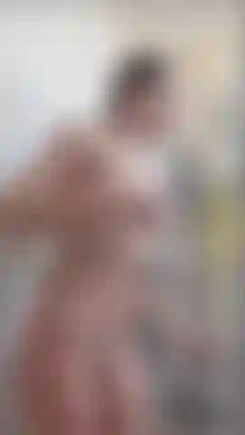 Lavage de cheveux, masturbation sous l'eau, fumer, fétichisme de la mousse, douche vaginale.