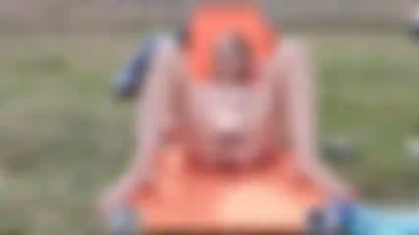 Chatte en extérieur baisée avec un gode, sucer les seins et le clitoris avec un aspirateur, orgasme.