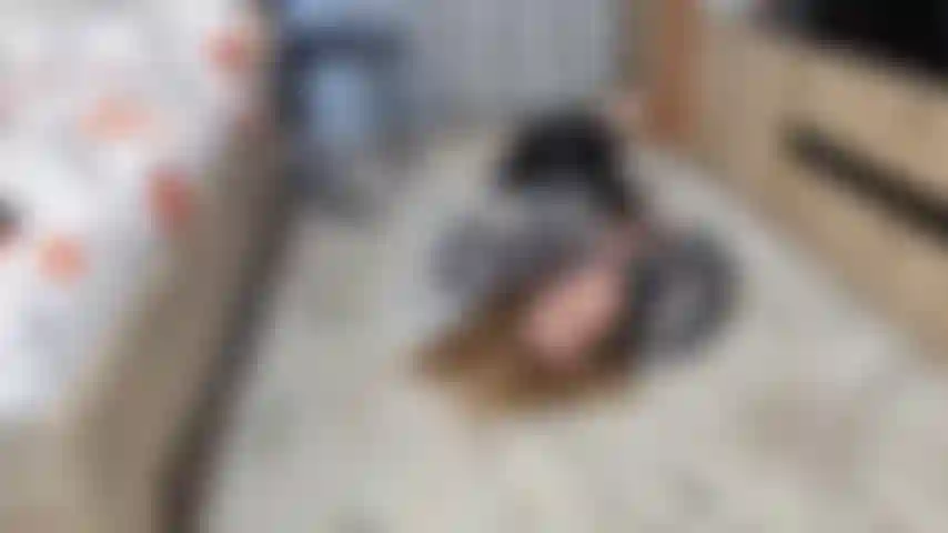 Stripteaseuse, portant un manteau de fourrure et du cuir.