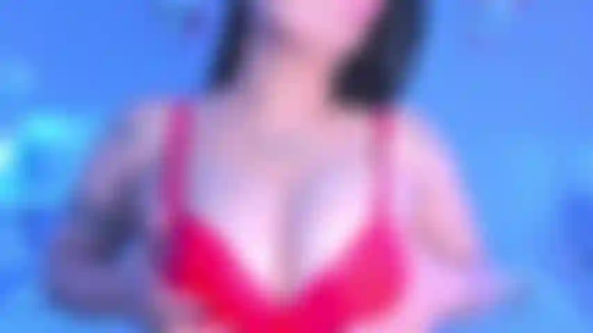 Soutien-gorge rouge, seins froncés.