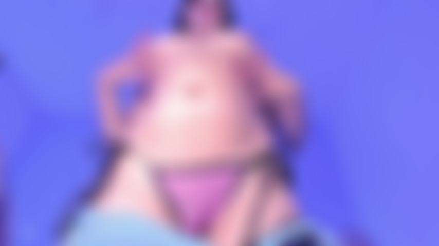 Je tremble et je montre mon cul.