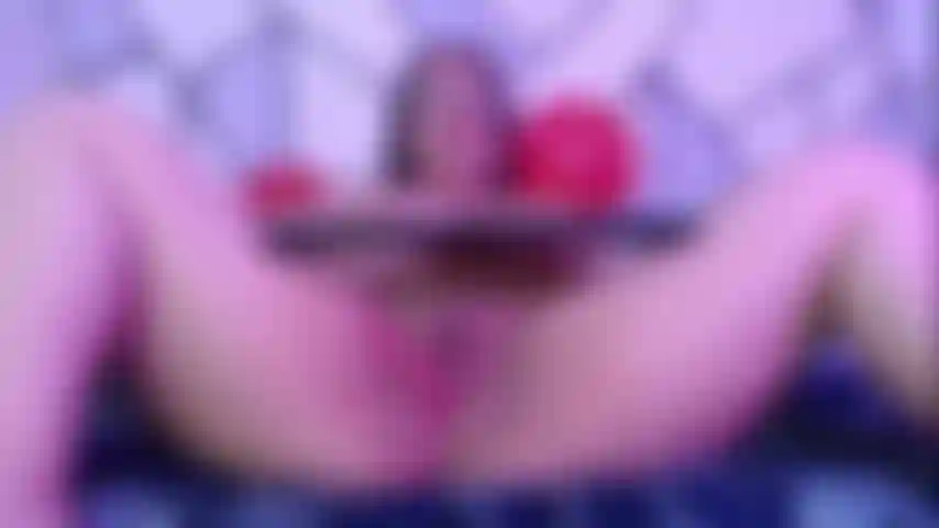 Grosse chatte mouillée.