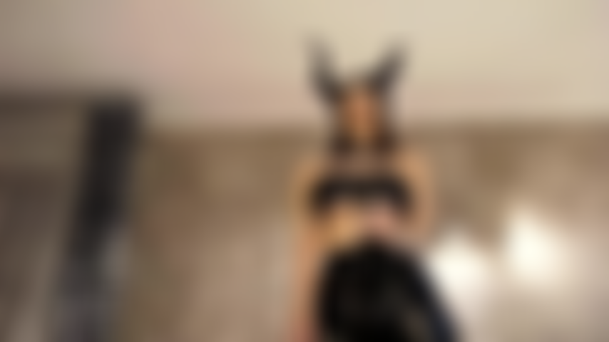 Laisse le maléfique t'asservir, te transformant en sa petite chienne, faible et sale pour son énorme gode ceinture noir!