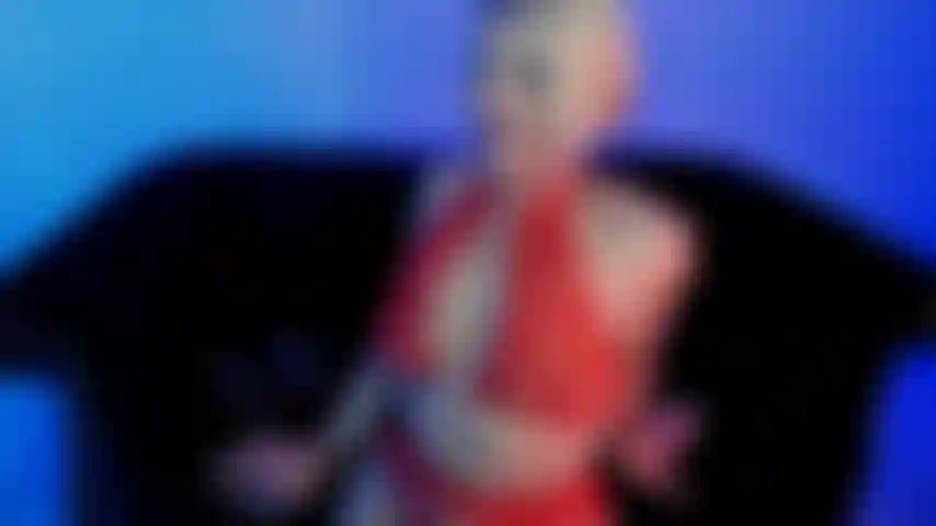 Titty joue au joi, parle grossièrement et jouit dessus.