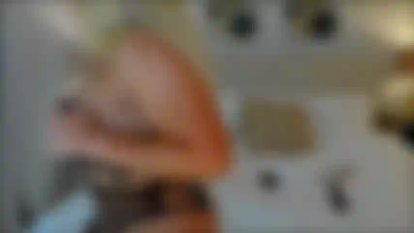 Un strip-tease lent et un jeu de chatte cochon.