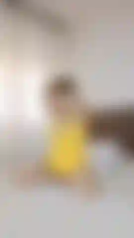 En jaune pour toi je joue avec ma luxuriante puis mon gode.