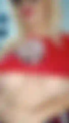 Avec ma jupe à carreaux je me touche et joue avec mes seins pour toi.