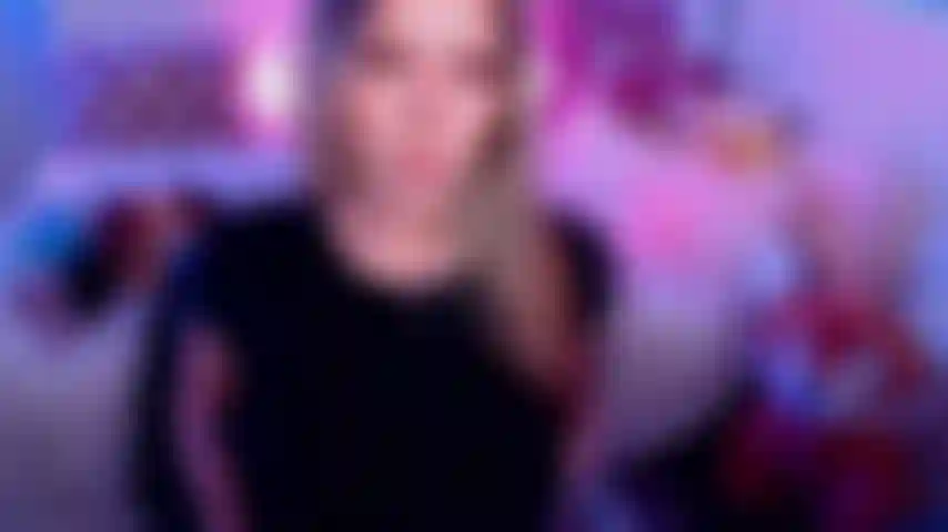 Homewrecker shows you her tits