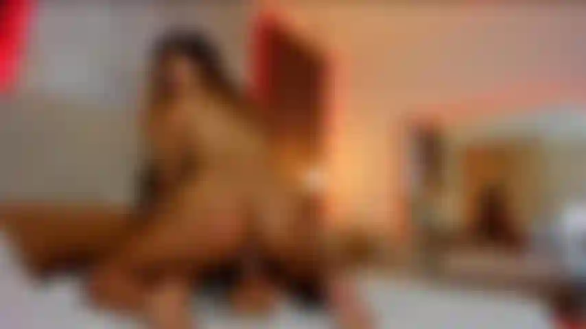 Grande latina avide de chevauchée anale avec torse.