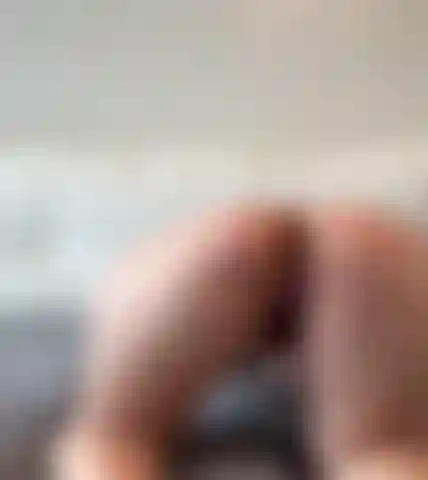 Je me masturbe la chatte par devant et par derrière.