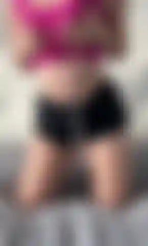 Striptease et masturbation de devant et de derrière.