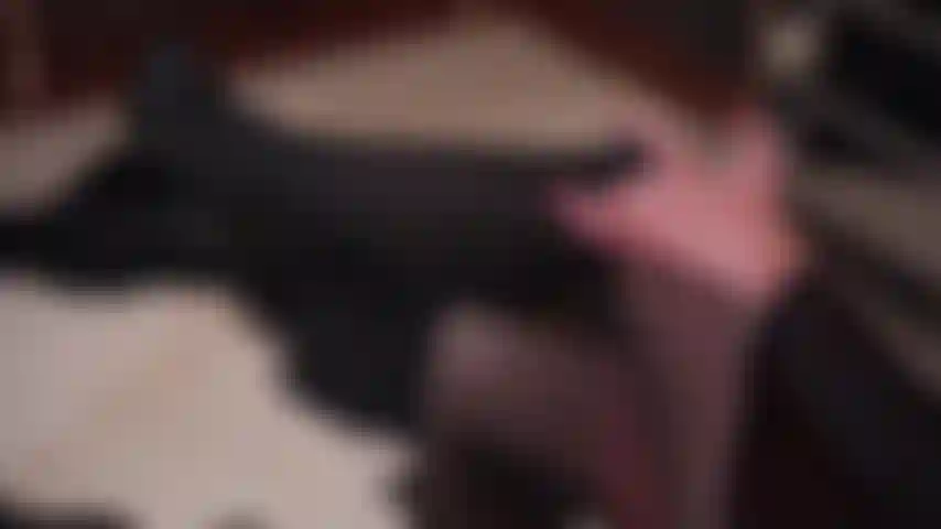 La sexy natasha joue avec des collants coquins.