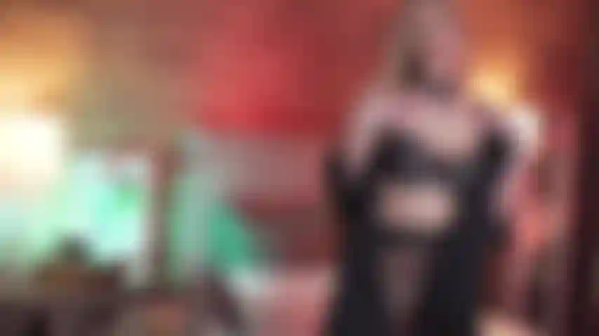 La sexy natasha joue avec des collants coquins.