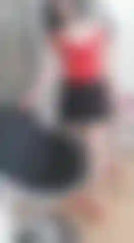 Une femme élégante qui se déshabille.