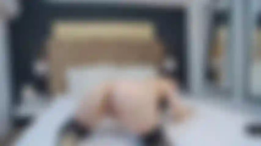 Taquine le cul en levrette.