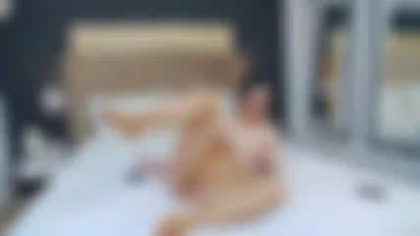 Taquinant mon clitoris à travers des nylons.