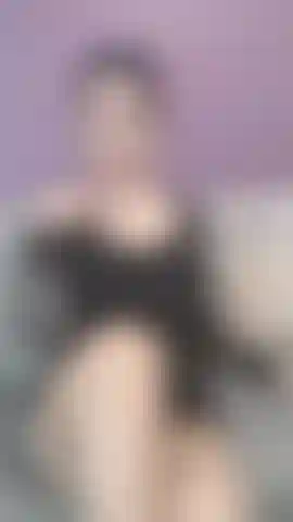 Je taquine mes seins et ma chatte.