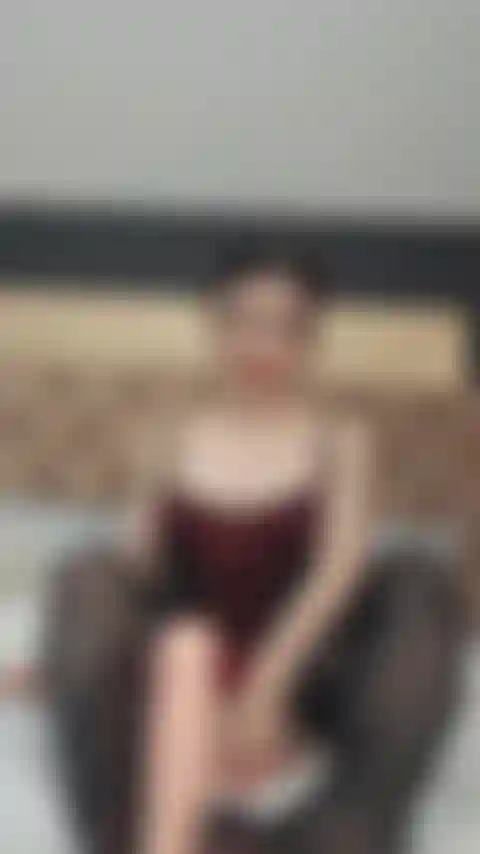 Je caresse le gode entre mes pieds en nylon.