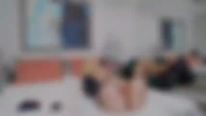 Je joue avec mon clitoris pendant que je te taquine.