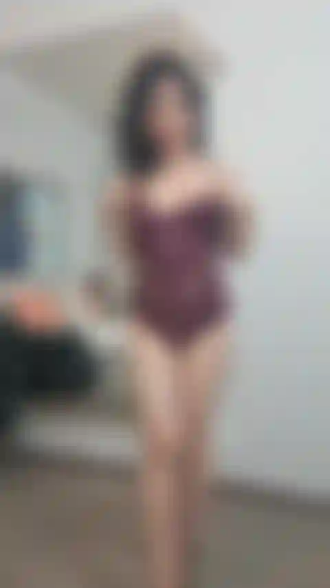 Nue, portant juste des talons, je me lèche les aisselles.