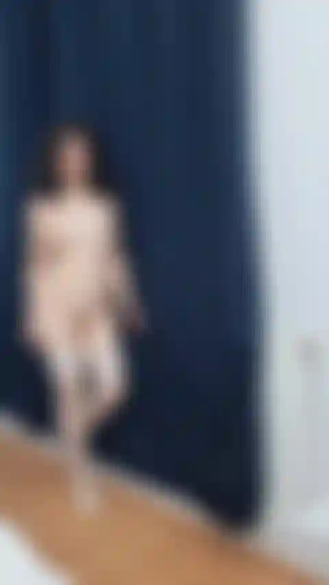 Marchant nue, uniquement en bas blancs et talons blancs, je vous présente mon corps sexy.