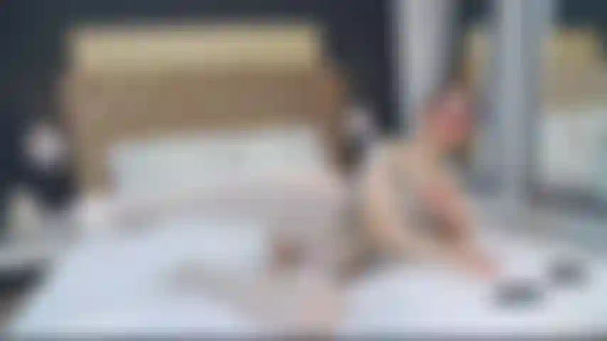 Pussy joue avec une culotte.