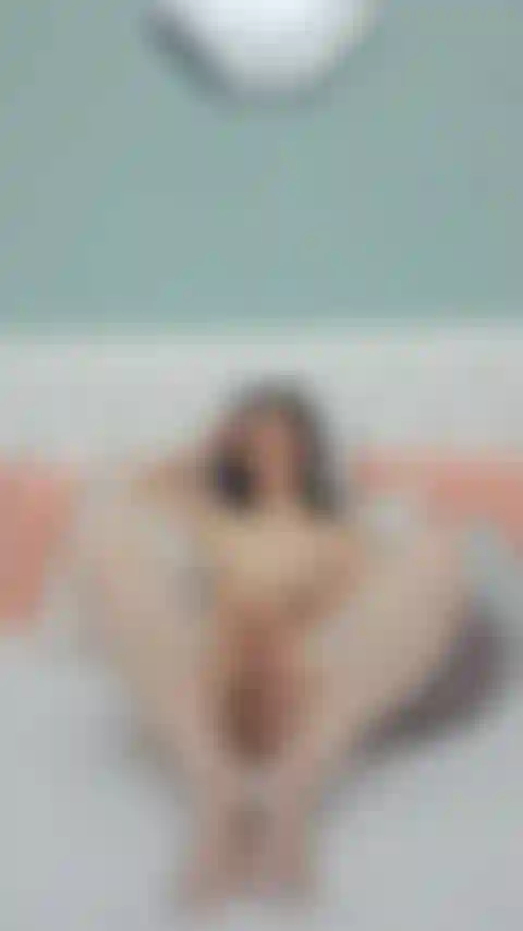 Je joue avec ma chatte jusqu'à jouir d'un orgasme