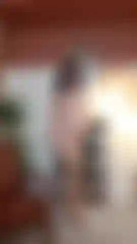 Une milf coquine portant juste des bas beiges.