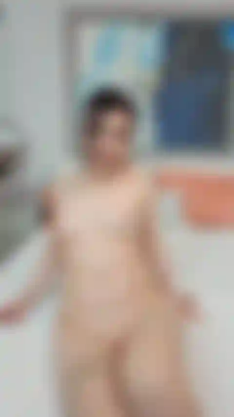 Nue, portant des bas nylons nus, te taquinant avec mes jambes.