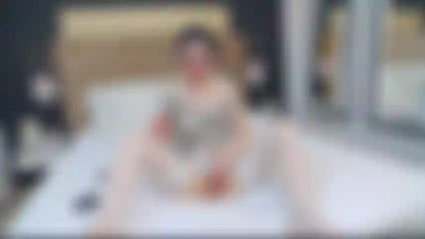 Je taquine ma chatte, habillée.