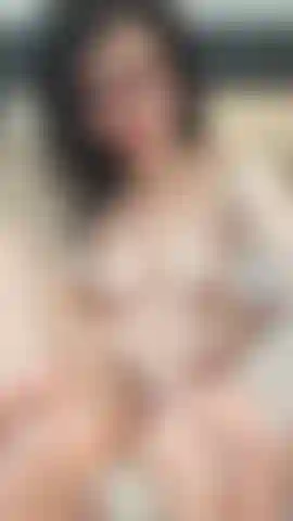 Je joue avec ma chatte pendant que je te taquine avec mes pieds.