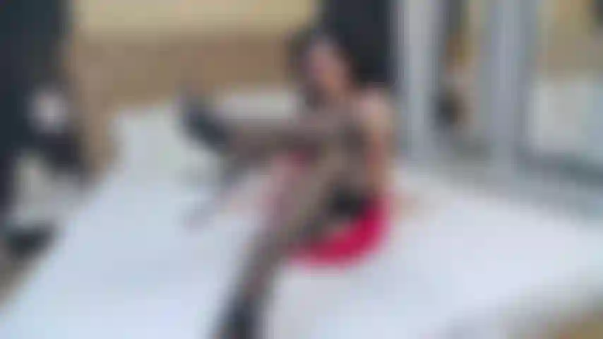 Des pieds sexy et des chaussures pendantes.