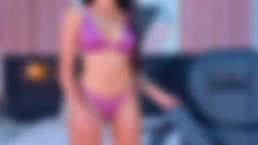 Totalement nue, montre-moi mon corps.