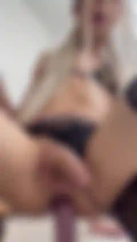 Je m'offre une délicieuse baise avec mon gode.