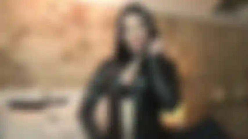 Désireuse de faire trembler ta bite avec le toucher charnu de mes lèvres charnues et de mes seins naturels.