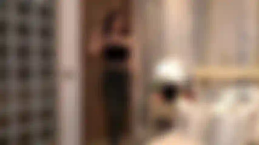 Jeu de rôle personnalisé - une fille timide et inexpérimentée obtenant un orgasme intense.