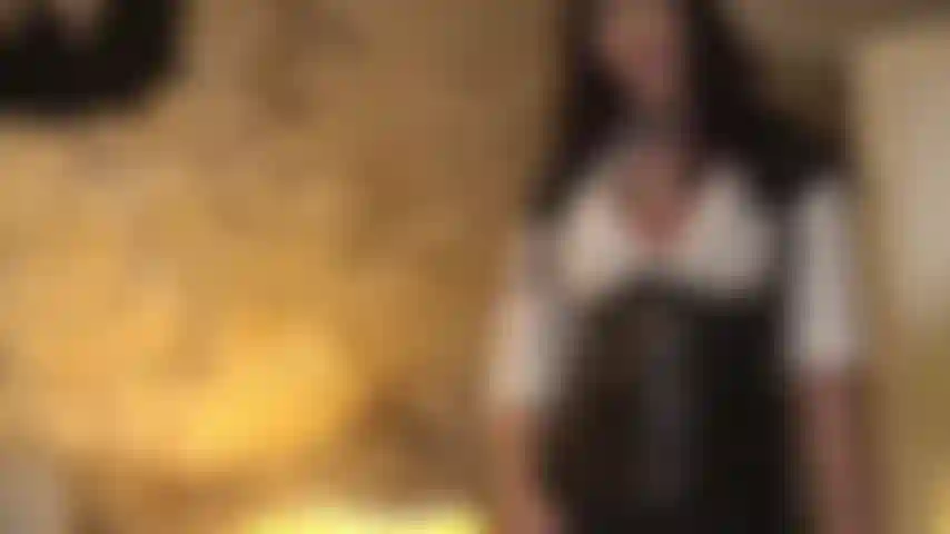 Essayant de séduire le sorceleur avec mes courbes séduisantes et mon charme. Je sais que la magie ne fonctionne pas sur lui mais je vais le faire tomber amoureux de mes doux seins de sorcier, le faisant jouir directement dessus.