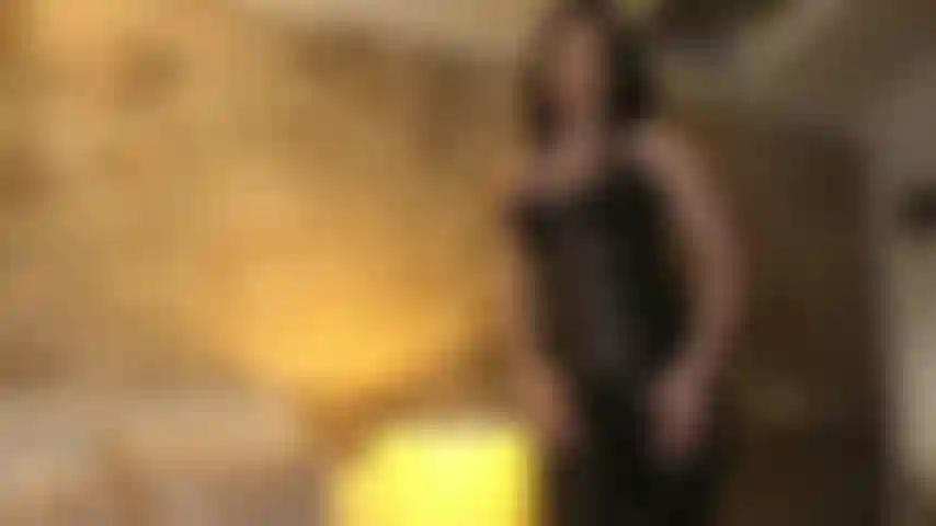 Je sais que ton fétiche secret est le cuir et je sais comment te faire couler de liquide pré-éjaculatoire en agitant mes courbes devant toi !